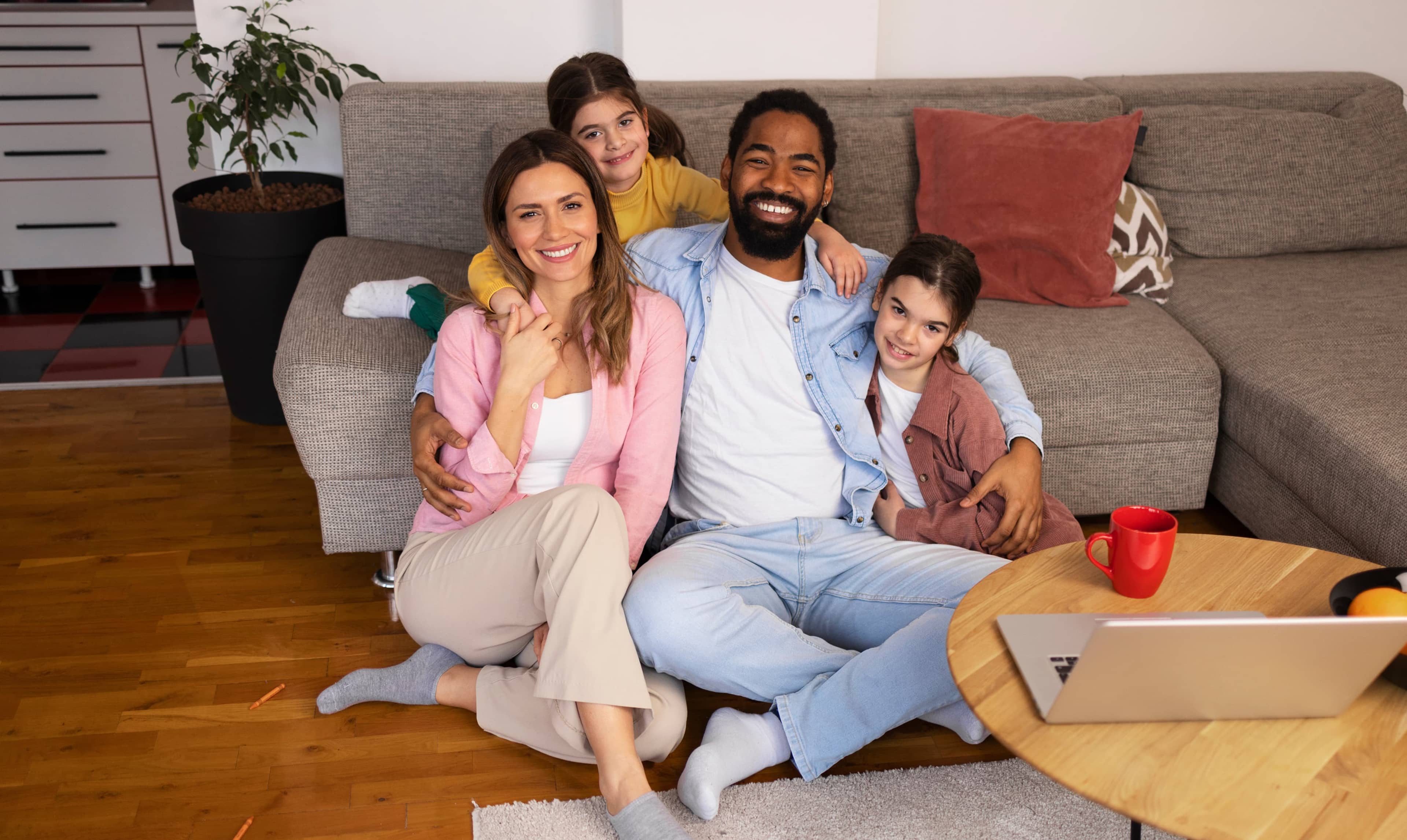 Família protegida por soluções de seguro